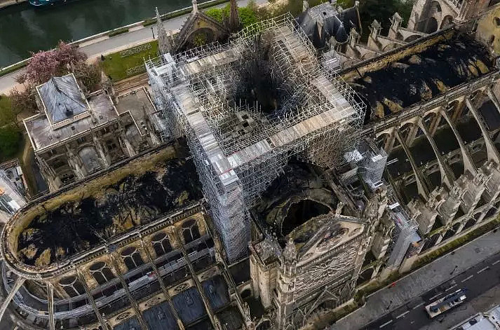巴黎圣母院“重建设计图”曝光：画风沙雕，甚至还有改成清真寺的方案（组图） - 1