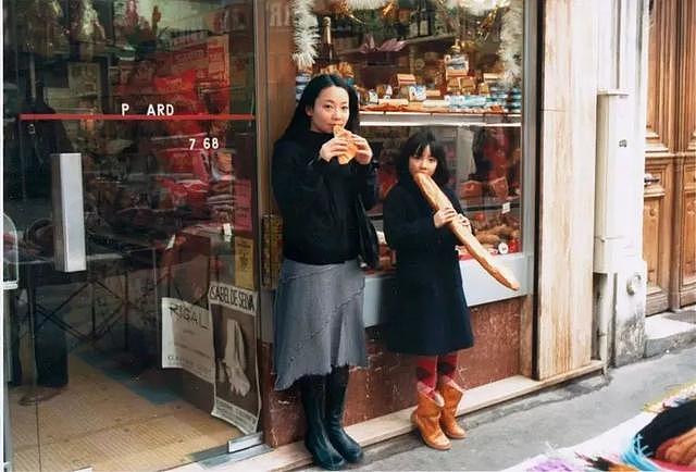 这位日本女摄影师脑洞太大！竟然与儿时的自己一起合影？