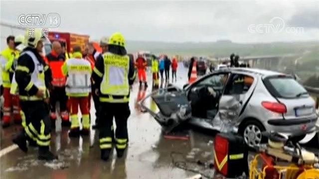 惨烈！德国50多辆车相撞 2死35人伤 直升机参与救援