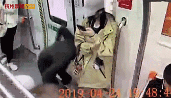 地铁上假装捡手机，男子偷亲女孩大腿被行拘（视频/组图） - 1