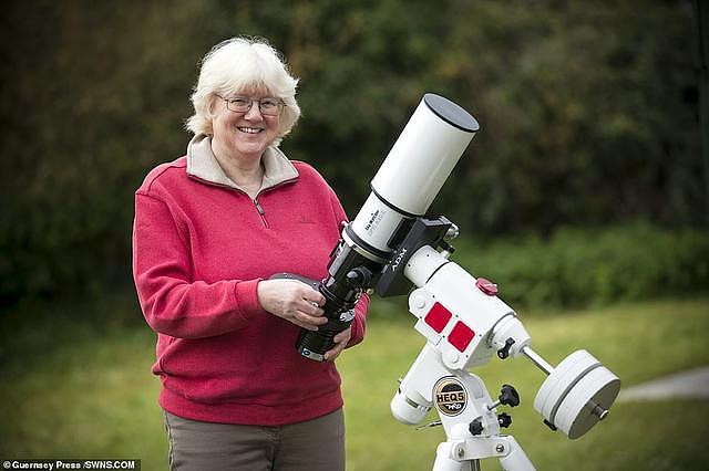 美爆了！英国60岁老太自家后院拍出5000光年外玫瑰星云图
