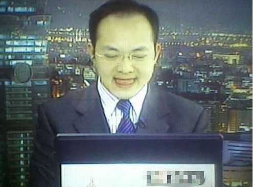 康辉播报新闻的一个小举动，惹无数网友笑，主播没有“包袱”吗？