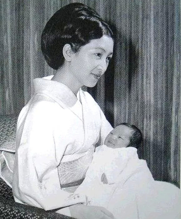 日本天皇退位，但日本皇室女性的相同命运，却一代代传了下来... - 13