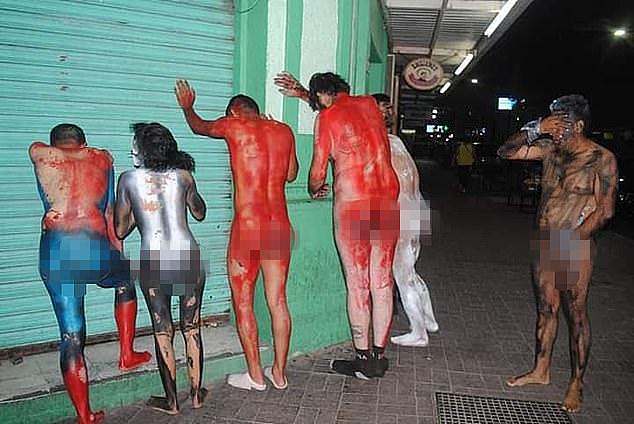 墨西哥贩毒团伙用漆把7人喷成“复仇者联盟”，并强迫其裸体游行