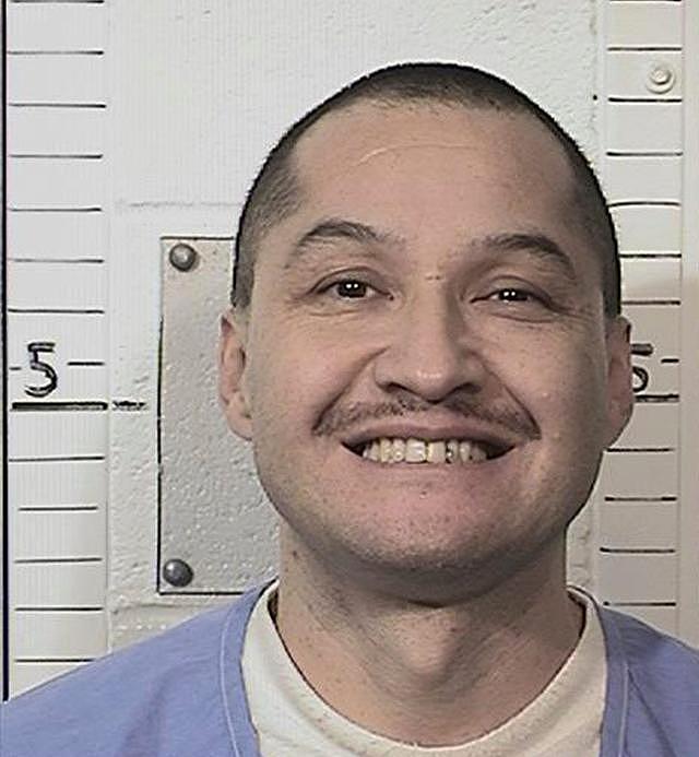 美国囚犯在狱友清醒时，用剃须刀砍下其脊椎挖出眼睛割开嘴砍下头