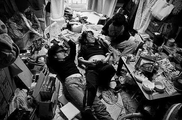 七口人挤在一间公寓内生活？这位日本摄影师用镜头记录下残酷的真实！