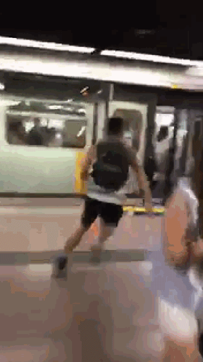 外籍男子扒开香港地铁门 港网友怒了（视频/组图） - 1