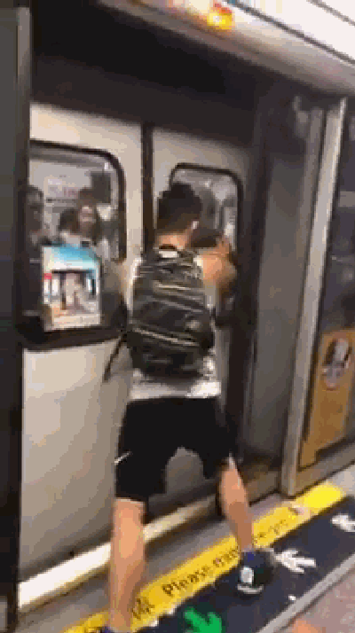外籍男子扒开香港地铁门 港网友怒了（视频/组图） - 2