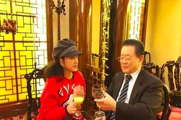 63岁刘晓庆与76岁富豪老公同框，刘晓庆看老公的眼神亮了