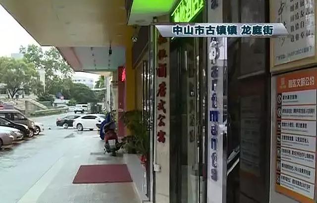 妙龄女子脸上被当街写“女骗子”，却只是挡脸没反抗