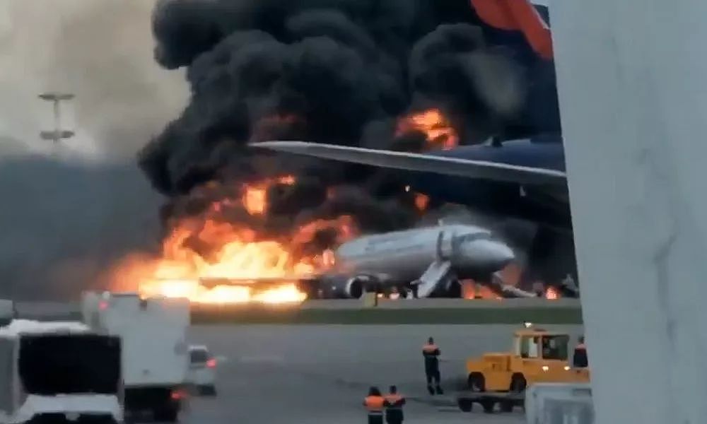 痛心！俄航突发起火事故致41人丧生！或因乘客贪恋手提行李耽误撤离时间（组图） - 5