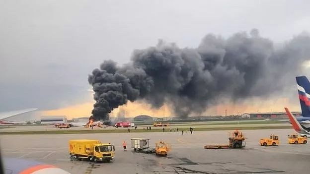 痛心！俄航突发起火事故致41人丧生！或因乘客贪恋手提行李耽误撤离时间（组图） - 8