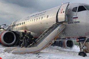 俄航客机起火37人生还 空乘：拽着乘客领子“扔”他们出去