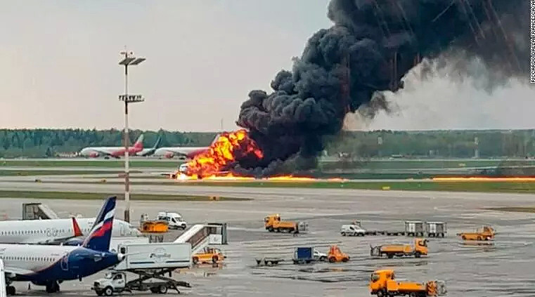 突发！俄罗斯客机失事起火 41名乘客活活烧死！现场视频骇人（视频/组图） - 1