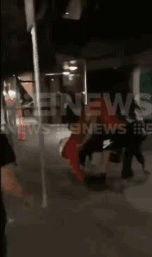近日多名华人惨遭袭击！在澳洲街头，看到这些人赶快走，警察也管不了！（视频） - 4