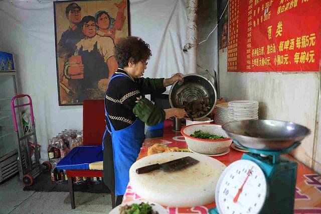 国营饭店50多年没装修 天天满客（组图） - 10