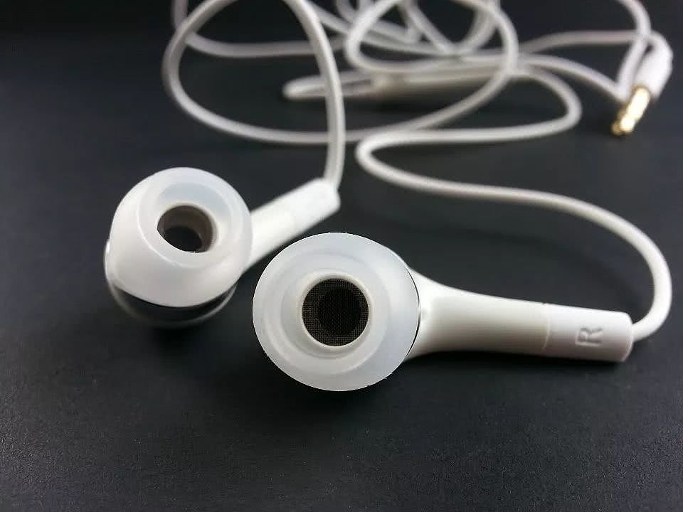 少带耳机有助于排耳垢 | pixabay