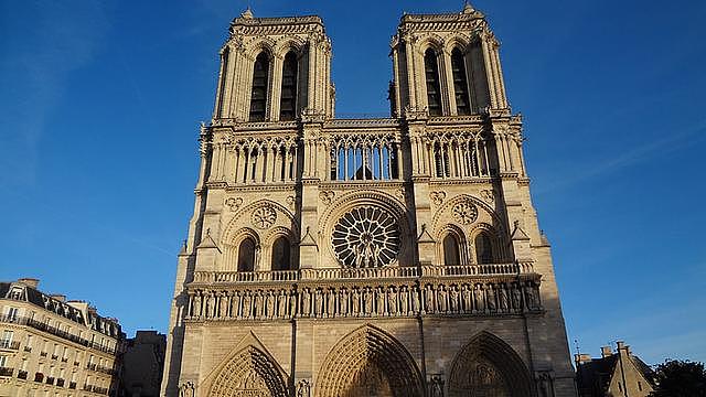 6名消防员扑灭巴黎圣母院大火成英雄，却性侵外国游客让法国蒙羞