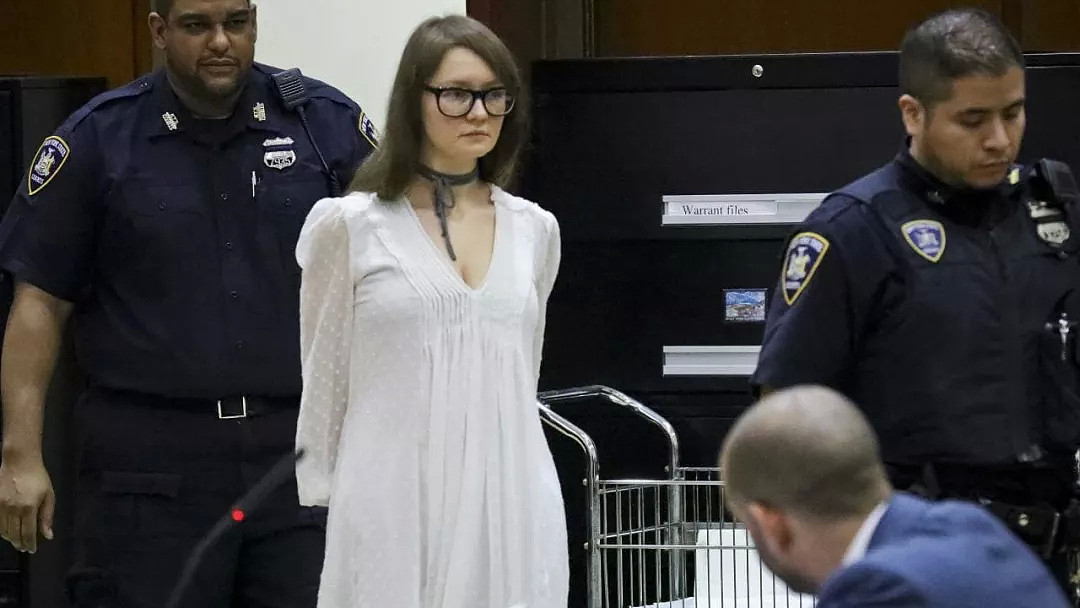 骗了半个纽约的她，即将入狱却在法庭上“走秀”！（组图） - 8