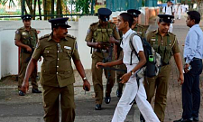 斯里兰卡学校停课后学生重返校园 路边守卫森严（组图）