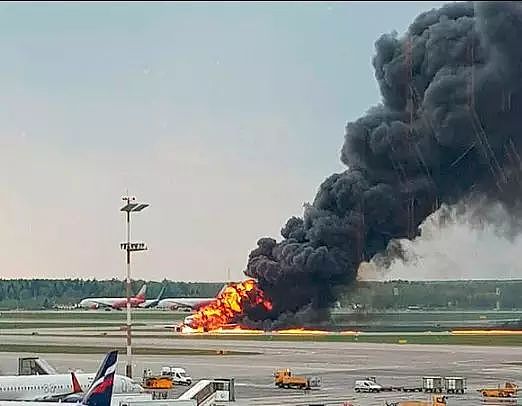 41人活活烧死！飞机迫降乘客非要拿行李，结果害死半飞机的人…（视频/组图） - 17