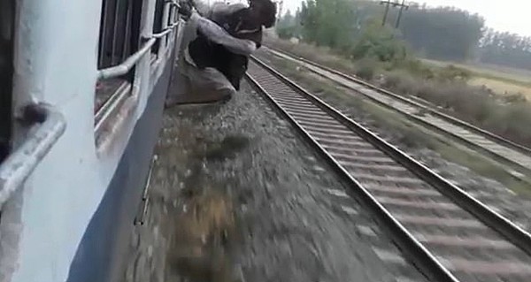 印胆大男子将身体悬挂火车外不听劝遭乘客群殴（视频组图） - 1