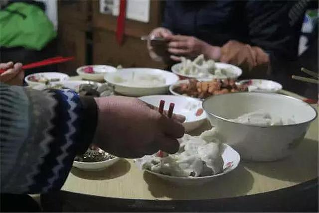 外国网友热议：我要怎么阻止中国人用筷子时，把食物放进我碗里？