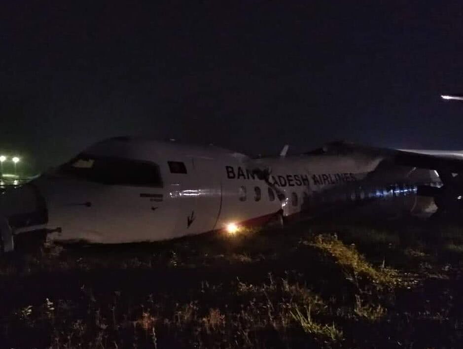 孟加拉国一客机滑出跑道机身断成三截 28人受伤（组图） - 2