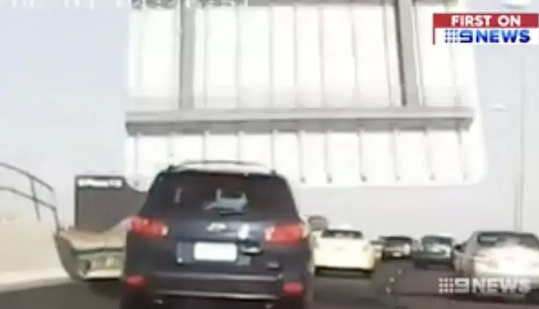 惊险视频！墨尔本EastLink一块路牌砸中高速行驶的汽车，造成车辆严重损毁司机受伤 - 8