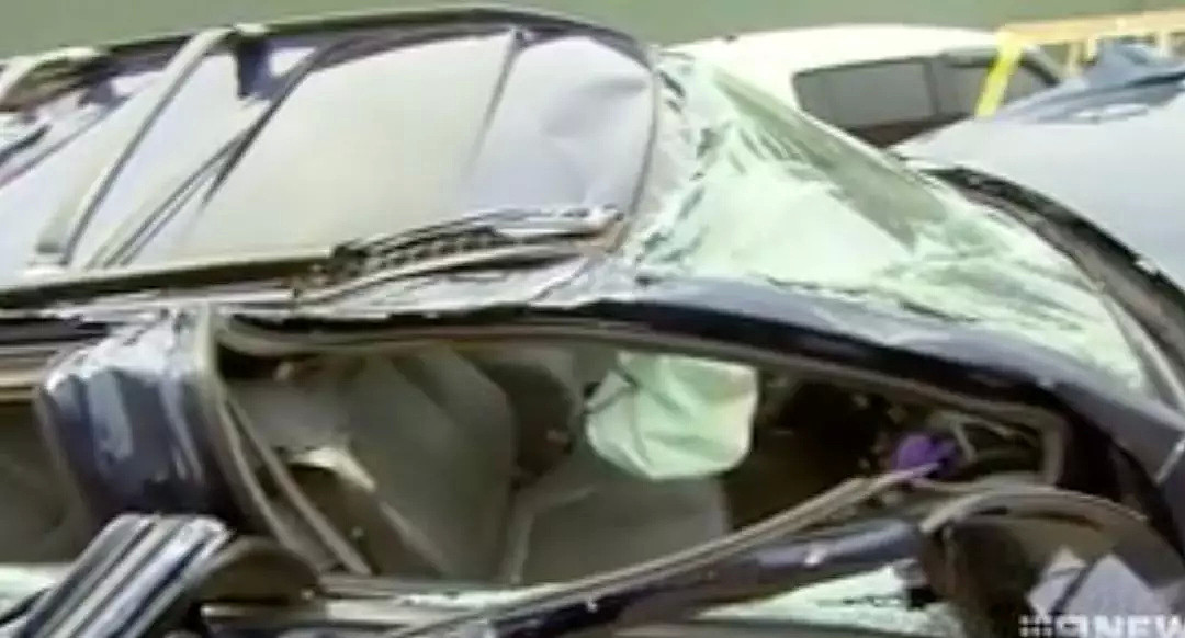 惊险视频！墨尔本EastLink一块路牌砸中高速行驶的汽车，造成车辆严重损毁司机受伤 - 11