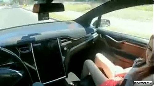 奔放的情侣开自动驾驶在车里做爱 视频蹿红AV网（组图） - 7