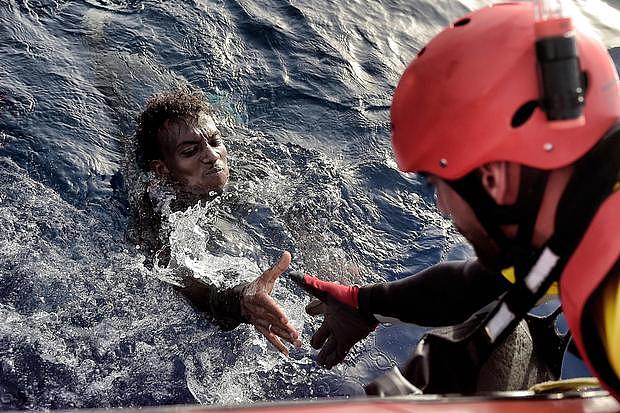 一名利比亚移民在地中海被救起。（资料图/CBS）