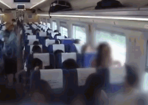 一杯水7.7万！女子坐动车把开水灌进前排乘客衣领，只因……网友怒了！（视频/组图） - 2
