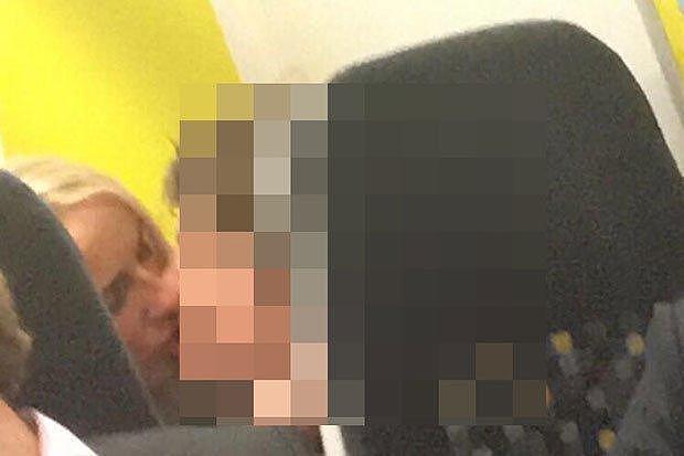 英国女教师在火车上公然坐未成年男学生腿上亲吻猥亵，遭学校开除