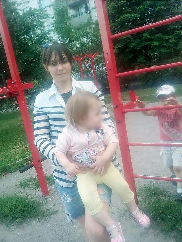 乌克兰夫妻在家离奇死亡9天被发现，2岁孩子在尸体旁几乎被饿死
