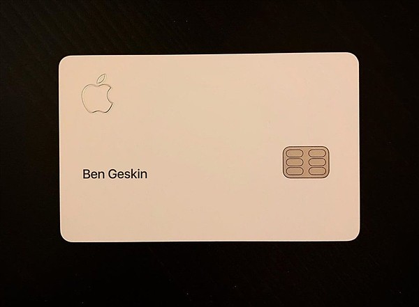 苹果信用卡Apple Card实物首曝：钛合金材质 极致简洁