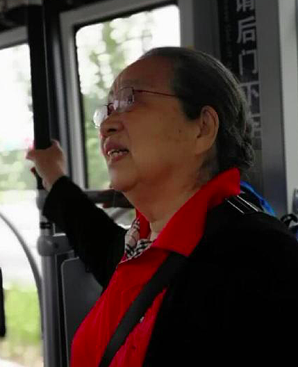 83岁“容嬷嬷”李明启坐公交，却无人给其让座 网友大呼心疼！（组图）  - 1