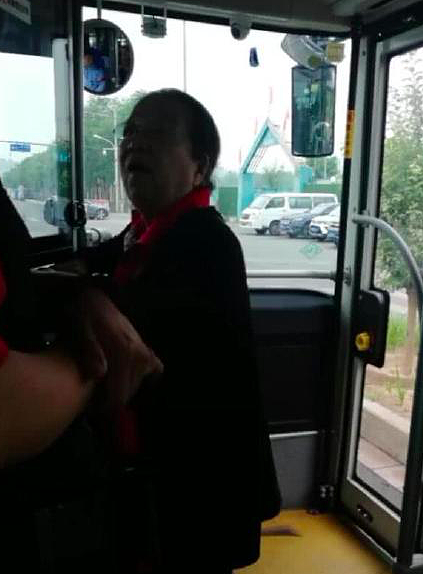 83岁“容嬷嬷”李明启坐公交，却无人给其让座 网友大呼心疼！（组图）  - 2