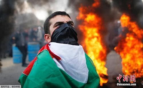 资料图：巴勒斯坦示威者焚烧轮胎抗议。