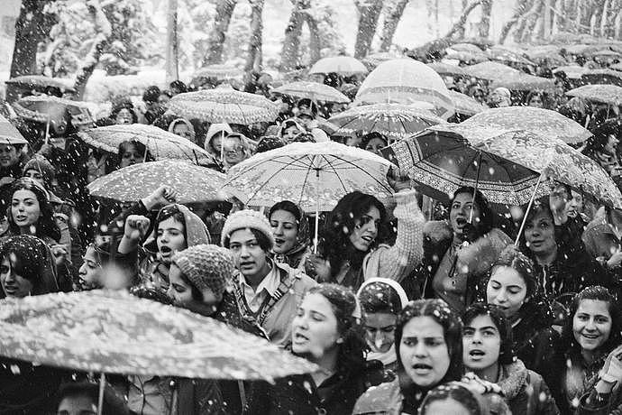 伊朗女性曾游行抗议强制戴头巾法令