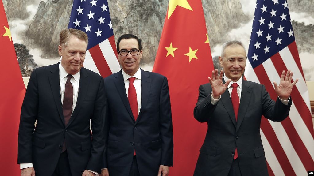 美国财政部长姆努钦(中)与贸易代表莱特希泽(左)在北京会晤前，中国副总理刘鹤(右)与他交谈时的手势。（2019年5月1日）