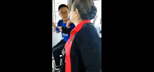 83岁容嬷嬷坐公交，小男孩热心让座被“按住”（视频/组图） - 1