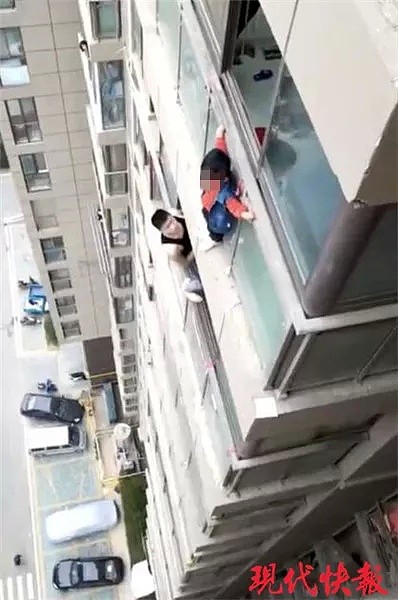 男孩挂在14楼外墙大哭，脚下突然冒出“蜘蛛侠”（视频/组图） - 1