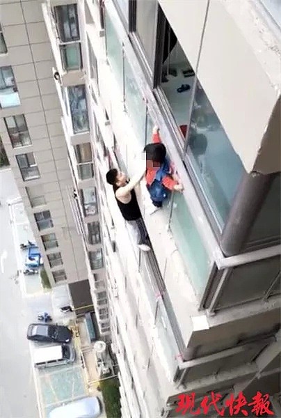 男孩挂在14楼外墙大哭，脚下突然冒出“蜘蛛侠”（视频/组图） - 2