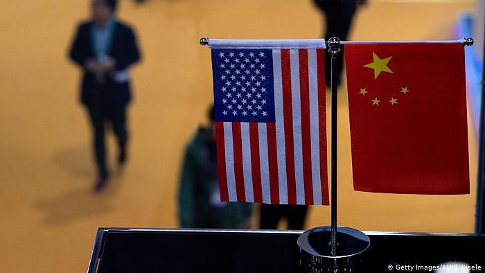 China Schanghai Fahnen USA und China (Getty Images/AFP/J. Eisele)