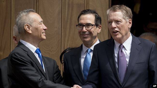 美国贸易代表莱特希泽与美国财政部长姆努钦在美国贸易代表办公室外与中国副总理刘鹤握手告别。(2019年5月14日)
