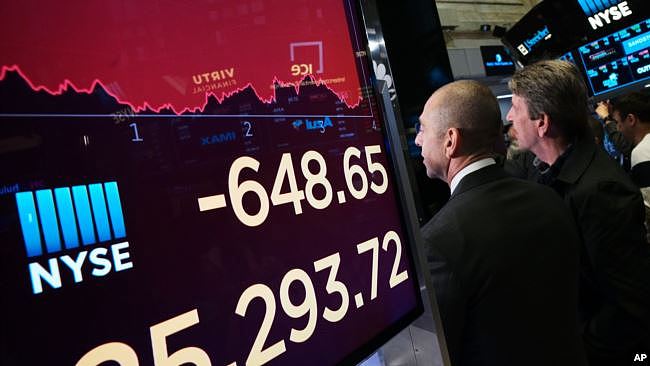 纽约股票交易所显示的道指跌落情况。(2019年5月13日)