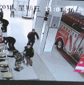 “害”4名消防员摔倒的拖地哥找到了！他真的被“惩罚”了…（视频/组图） - 3
