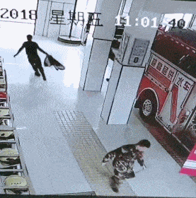 “害”4名消防员摔倒的拖地哥找到了！他真的被“惩罚”了…（视频/组图） - 15