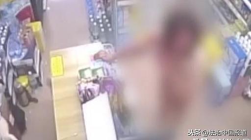深圳一女子遭家暴浑身是血，裸体冲进便利店求助